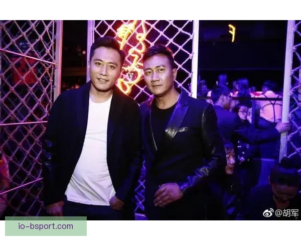 贝林厄姆晒与家人温馨合影展现轻松心态享受美好时光